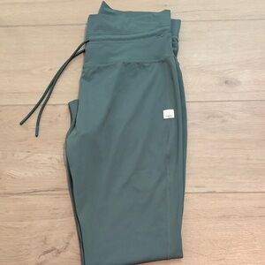 Vuori Daily Legging- *SHORT* Agate Green L